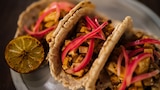 Tacos con pollo asado y sandía
