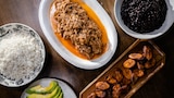 Ropa vieja, arroz con frijoles y plátanos maduros