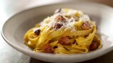Fideos de huevo con carbonara y minipavlovas con bayas