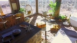 Building Off the Grid: Desert Den