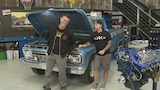 Un auto viejo y azul