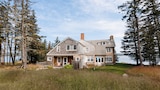 Windemere 1800s Home: A Cliffside Treasure Trove on a Northern Island