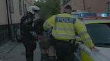 Berusad man försöker köra ifrån trafikpoliserna