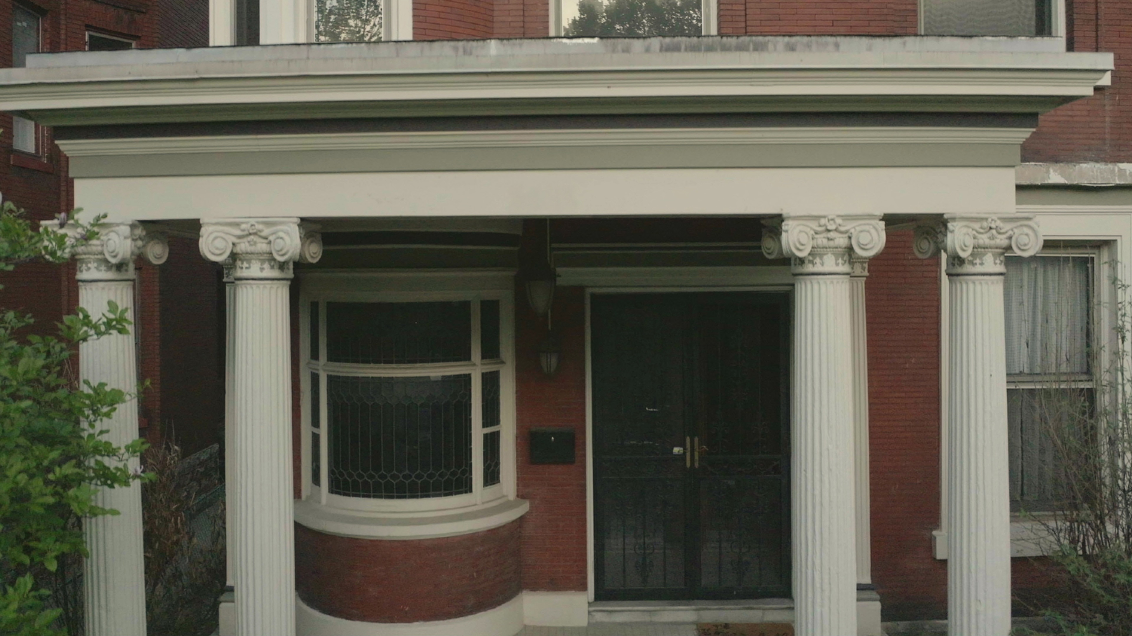 Asesinato en la Ciudad de la Bola Disco: 1×1